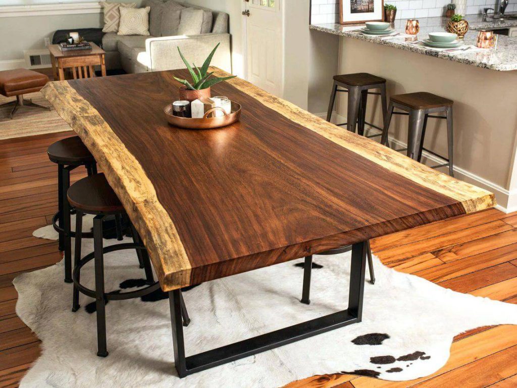 обеденный стол с деревянной столешницей