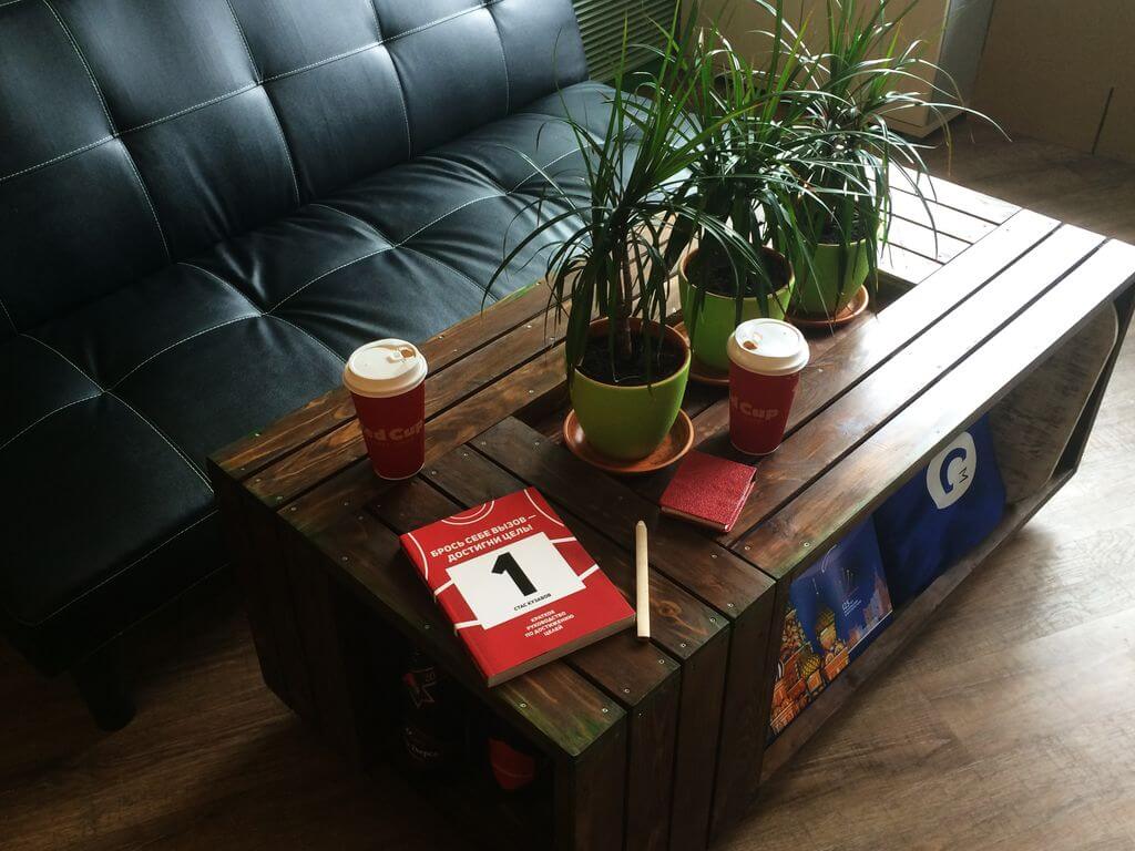 Журнальный стол в стиле Лофт в гостиной