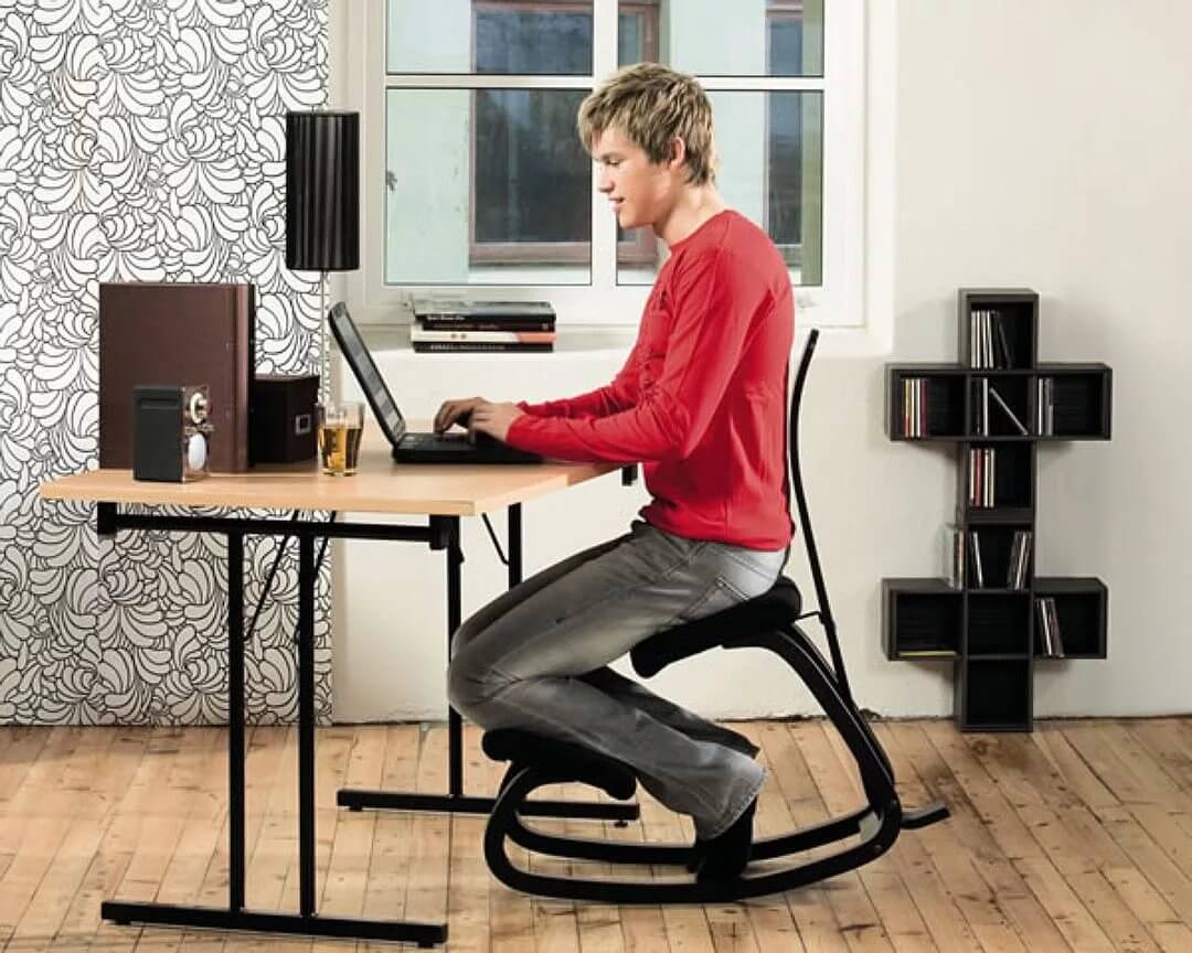 Как правильно выбрать кресло. Стоячий стул. Стул компьютерный коленный. Стул для письменного стола. Кресло для компьютерного стола.