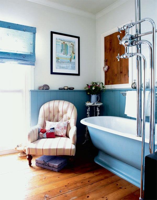 Кресло в интерьере ванной