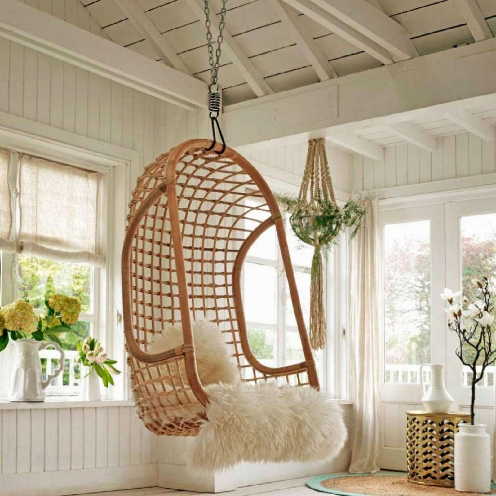 Фото подвесного кресла из ротанга